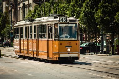 Budapeşte Macaristan 11 Temmuz 2020 Macaristan 'ın başkenti Budapeşte' nin sokaklarında ve toplu taşıma sisteminde seyahat eden yolcular için geleneksel bir Macar elektrikli tramvayı manzarası