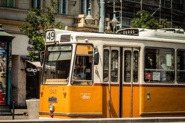 Budapeşte Macaristan 11 Temmuz 2020 Macaristan 'ın başkenti Budapeşte' nin sokaklarında ve toplu taşıma sisteminde seyahat eden yolcular için geleneksel bir Macar elektrikli tramvayı manzarası