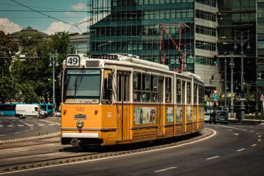 Budapeşte Macaristan 11 Temmuz 2020 Macaristan 'ın başkenti Budapeşte' nin sokaklarında ve toplu taşıma sisteminde seyahat eden yolcular için geleneksel bir Macar elektrikli tramvayı manzarası