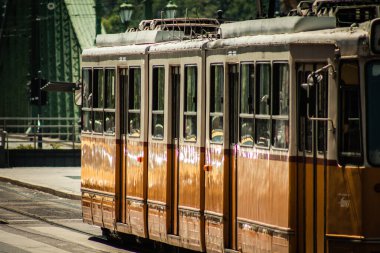 Budapeşte Macaristan 11 Temmuz 2020 Macaristan 'ın başkenti Budapeşte' nin sokaklarında ve toplu taşıma sisteminde seyahat eden yolcular için geleneksel bir Macar elektrikli tramvayı manzarası