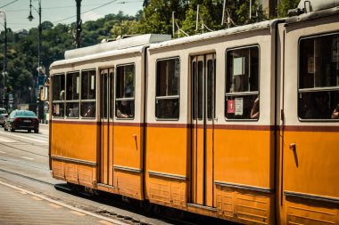 Budapeşte Macaristan 11 Temmuz 2020 Macaristan 'ın başkenti Budapeşte' nin sokaklarında ve toplu taşıma sisteminde seyahat eden yolcular için geleneksel bir Macar elektrikli tramvayı manzarası