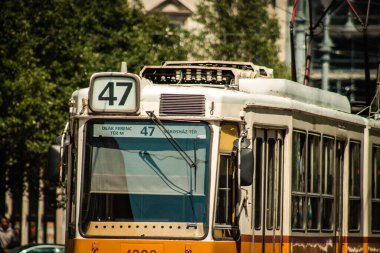 Budapeşte Macaristan 11 Temmuz 2020 Macaristan 'ın başkenti Budapeşte' nin sokaklarında ve toplu taşıma sisteminde seyahat eden yolcular için geleneksel bir Macar elektrikli tramvayı manzarası