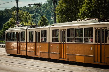 Budapeşte Macaristan 11 Temmuz 2020 Macaristan 'ın başkenti Budapeşte' nin sokaklarında ve toplu taşıma sisteminde seyahat eden yolcular için geleneksel bir Macar elektrikli tramvayı manzarası