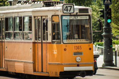 Budapeşte Macaristan 11 Temmuz 2020 Macaristan 'ın başkenti Budapeşte' nin sokaklarında ve toplu taşıma sisteminde seyahat eden yolcular için geleneksel bir Macar elektrikli tramvayı manzarası