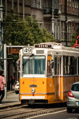 Budapeşte Macaristan 11 Temmuz 2020 Macaristan 'ın başkenti Budapeşte' nin sokaklarında ve toplu taşıma sisteminde seyahat eden yolcular için geleneksel bir Macar elektrikli tramvayı manzarası