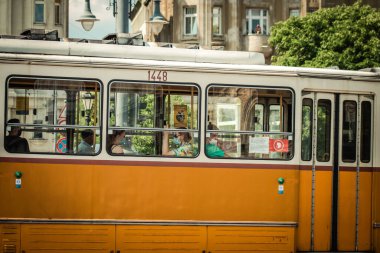 Budapeşte Macaristan 11 Temmuz 2020 Macaristan 'ın başkenti Budapeşte' nin sokaklarında ve toplu taşıma sisteminde seyahat eden yolcular için geleneksel bir Macar elektrikli tramvayı manzarası