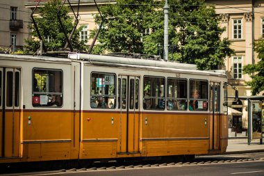 Budapeşte Macaristan 11 Temmuz 2020 Macaristan 'ın başkenti Budapeşte' nin sokaklarında ve toplu taşıma sisteminde seyahat eden yolcular için geleneksel bir Macar elektrikli tramvayı manzarası