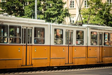 Budapeşte Macaristan 11 Temmuz 2020 Macaristan 'ın başkenti Budapeşte' nin sokaklarında ve toplu taşıma sisteminde seyahat eden yolcular için geleneksel bir Macar elektrikli tramvayı manzarası