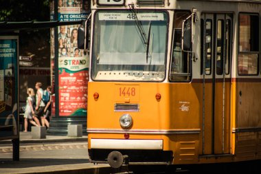 Budapeşte Macaristan 11 Temmuz 2020 Macaristan 'ın başkenti Budapeşte' nin sokaklarında ve toplu taşıma sisteminde seyahat eden yolcular için geleneksel bir Macar elektrikli tramvayı manzarası