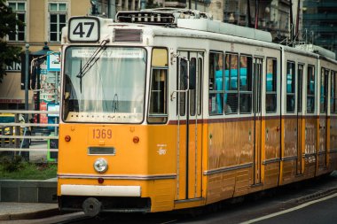 Budapeşte Macaristan 11 Temmuz 2020 Macaristan 'ın başkenti Budapeşte' nin sokaklarında ve toplu taşıma sisteminde seyahat eden yolcular için geleneksel bir Macar elektrikli tramvayı manzarası