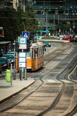 Budapeşte Macaristan 11 Temmuz 2020 Macaristan 'ın başkenti Budapeşte' nin sokaklarında ve toplu taşıma sisteminde seyahat eden yolcular için geleneksel bir Macar elektrikli tramvayı manzarası