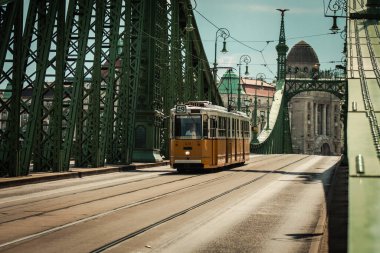 Budapeşte Macaristan 11 Temmuz 2020 Macaristan 'ın başkenti Budapeşte' nin sokaklarında ve toplu taşıma sisteminde seyahat eden yolcular için geleneksel bir Macar elektrikli tramvayı manzarası
