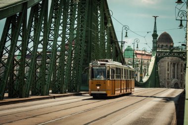 Budapeşte Macaristan 11 Temmuz 2020 Macaristan 'ın başkenti Budapeşte' nin sokaklarında ve toplu taşıma sisteminde seyahat eden yolcular için geleneksel bir Macar elektrikli tramvayı manzarası