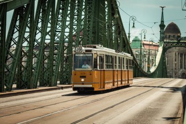 Budapeşte Macaristan 11 Temmuz 2020 Macaristan 'ın başkenti Budapeşte' nin sokaklarında ve toplu taşıma sisteminde seyahat eden yolcular için geleneksel bir Macar elektrikli tramvayı manzarası