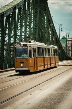 Budapeşte Macaristan 11 Temmuz 2020 Macaristan 'ın başkenti Budapeşte' nin sokaklarında ve toplu taşıma sisteminde seyahat eden yolcular için geleneksel bir Macar elektrikli tramvayı manzarası