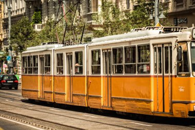 Budapeşte Macaristan 11 Temmuz 2020 Macaristan 'ın başkenti Budapeşte' nin sokaklarında ve toplu taşıma sisteminde seyahat eden yolcular için geleneksel bir Macar elektrikli tramvayı manzarası