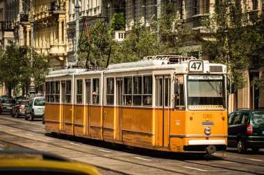 Budapeşte Macaristan 11 Temmuz 2020 Macaristan 'ın başkenti Budapeşte' nin sokaklarında ve toplu taşıma sisteminde seyahat eden yolcular için geleneksel bir Macar elektrikli tramvayı manzarası