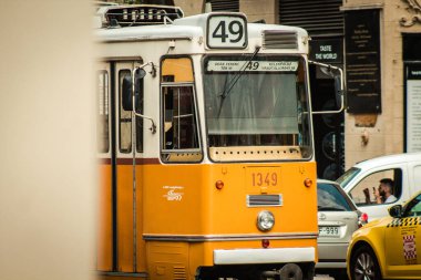 Budapeşte Macaristan 11 Temmuz 2020 Macaristan 'ın başkenti Budapeşte' nin sokaklarında ve toplu taşıma sisteminde seyahat eden yolcular için geleneksel bir Macar elektrikli tramvayı manzarası
