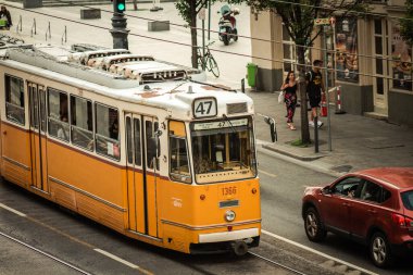 Budapeşte Macaristan 11 Temmuz 2020 Macaristan 'ın başkenti Budapeşte' nin sokaklarında ve toplu taşıma sisteminde seyahat eden yolcular için geleneksel bir Macar elektrikli tramvayı manzarası