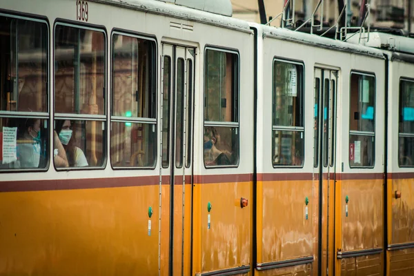 ブダペスト2020年7月11日ハンガリーの首都ブダペストの道路や公共交通機関の一部を走行する乗客のための伝統的なハンガリーの電気トラムの眺め — ストック写真