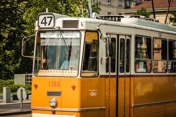 ブダペスト2020年7月11日ハンガリーの首都ブダペストの道路や公共交通機関の一部を走行する乗客のための伝統的なハンガリーの電気トラムの眺め — ストック写真
