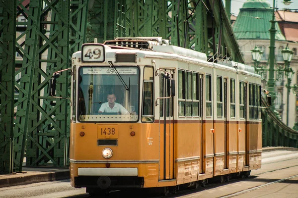 Budapeşte Macaristan 11 Temmuz 2020 Macaristan 'ın başkenti Budapeşte' nin sokaklarında ve toplu taşıma sisteminde seyahat eden yolcular için geleneksel bir Macar elektrikli tramvayı manzarası