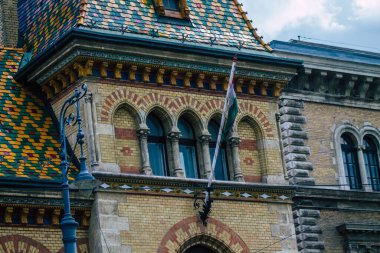 Budapeşte Macaristan 11 Temmuz 2020 'de Macaristan' ın başkenti ve Macaristan 'ın en kalabalık şehri olan Budapeşte' nin orta kesimindeki antik tarihi bir binanın gotik mimarisini görmeye başladı.
