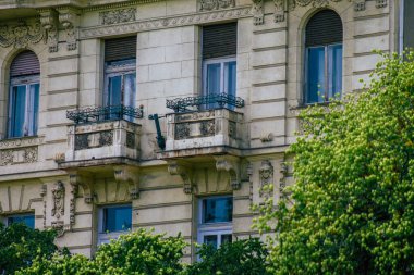 Budapeşte Macaristan 11 Temmuz 2020 'de Macaristan' ın başkenti ve Macaristan 'ın en kalabalık şehri olan Budapeşte' nin orta kesimindeki antik tarihi bir binanın gotik mimarisini görmeye başladı.