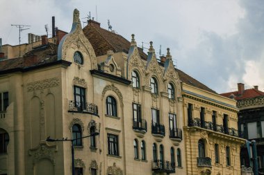 Budapeşte Macaristan 11 Temmuz 2020 'de Macaristan' ın başkenti ve Macaristan 'ın en kalabalık şehri olan Budapeşte' nin orta kesimindeki antik tarihi bir binanın gotik mimarisini görmeye başladı.