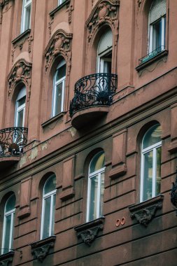 Budapeşte Macaristan 11 Temmuz 2020 'de Macaristan' ın başkenti ve Macaristan 'ın en kalabalık şehri olan Budapeşte' nin orta kesimindeki antik tarihi bir binanın gotik mimarisini görmeye başladı.