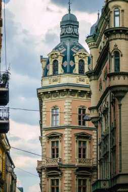 Budapeşte Macaristan 11 Temmuz 2020 'de Macaristan' ın başkenti ve Macaristan 'ın en kalabalık şehri olan Budapeşte' nin orta kesimindeki antik tarihi bir binanın gotik mimarisini görmeye başladı.