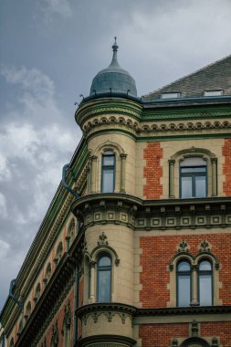 Budapeşte Macaristan 11 Temmuz 2020 'de Macaristan' ın başkenti ve Macaristan 'ın en kalabalık şehri olan Budapeşte' nin orta kesimindeki antik tarihi bir binanın gotik mimarisini görmeye başladı.