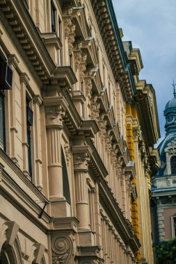 Budapeşte Macaristan 11 Temmuz 2020 'de Macaristan' ın başkenti ve Macaristan 'ın en kalabalık şehri olan Budapeşte' nin orta kesimindeki antik tarihi bir binanın gotik mimarisini görmeye başladı.