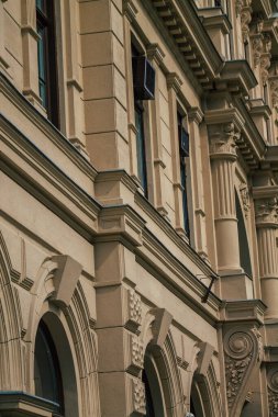 Budapeşte Macaristan 11 Temmuz 2020 'de Macaristan' ın başkenti ve Macaristan 'ın en kalabalık şehri olan Budapeşte' nin orta kesimindeki antik tarihi bir binanın gotik mimarisini görmeye başladı.