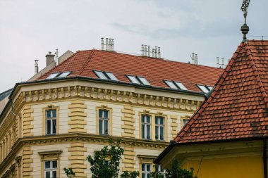 Budapeşte Macaristan 11 Temmuz 2020 'de Macaristan' ın başkenti ve Macaristan 'ın en kalabalık şehri olan Budapeşte' nin orta kesimindeki antik tarihi bir binanın gotik mimarisini görmeye başladı.