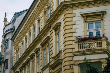 Budapeşte Macaristan 11 Temmuz 2020 'de Macaristan' ın başkenti ve Macaristan 'ın en kalabalık şehri olan Budapeşte' nin orta kesimindeki antik tarihi bir binanın gotik mimarisini görmeye başladı.