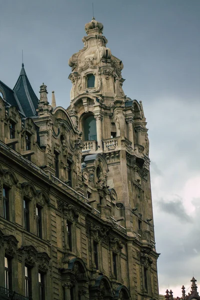 匈牙利布达佩斯 匈牙利首都和匈牙利人口最多的城市布达佩斯市中心一座古老历史建筑的哥特式建筑观 — 图库照片