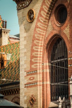 Budapeşte Macaristan 11 Temmuz 2020 'de Macaristan' ın başkenti ve Macaristan 'ın en kalabalık şehri olan Budapeşte' nin merkezindeki Merkez Pazar Salonu 'nun mimarisi