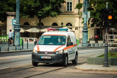 Budapeşte Macaristan 11 Temmuz 2020 'de Budapeşte' nin başkenti ve Macaristan 'ın en kalabalık şehri olan Macaristan sokaklarında geleneksel bir Macar ambulansı görüldü.