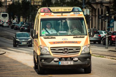 Budapeşte Macaristan 11 Temmuz 2020 'de Budapeşte' nin başkenti ve Macaristan 'ın en kalabalık şehri olan Macaristan sokaklarında geleneksel bir Macar ambulansı görüldü.