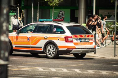 Budapeşte Macaristan 11 Temmuz 2020 'de Macaristan' ın başkenti ve Macaristan 'ın en kalabalık şehri olan Budapeşte sokaklarından geçen geleneksel bir Macar polis arabasına bakınız.