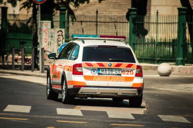 Budapeşte Macaristan 11 Temmuz 2020 'de Macaristan' ın başkenti ve Macaristan 'ın en kalabalık şehri olan Budapeşte sokaklarından geçen geleneksel bir Macar polis arabasına bakınız.