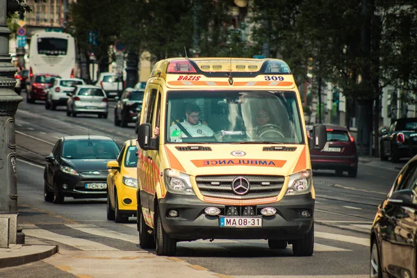 Budapeste Hungria Julho 2020 Vista Uma Ambulância Húngara Tradicional Dirigindo — Fotografia de Stock