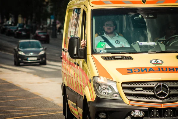 Budapeste Hungria Julho 2020 Vista Uma Ambulância Húngara Tradicional Dirigindo — Fotografia de Stock