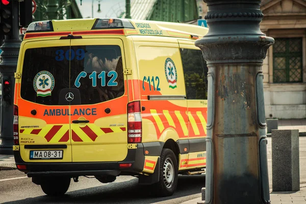 Budapešť Maďarsko Červenec 2020 Pohled Tradiční Maďarskou Ambulanci Projíždějící Ulicemi — Stock fotografie