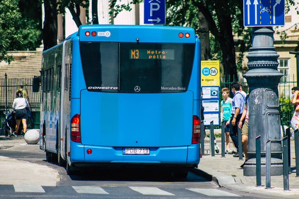 匈牙利布达佩斯 2020年7月11日匈牙利首都布达佩斯 匈牙利传统的公交车 供乘客通过街道和公共交通系统的一部分 — 图库照片
