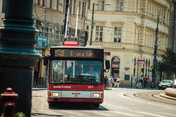 Budapeszt Węgry Lipca 2020 Widok Tradycyjnego Węgierskiego Czerwonego Trolejbusa Dla — Zdjęcie stockowe