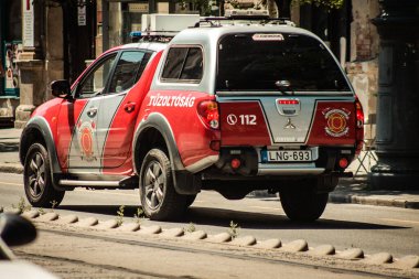 Budapeşte Macaristan 11 Temmuz 2020 Budapeşte 'nin başkenti ve Macaristan' ın en kalabalık şehri olan Budapeşte sokaklarında ilerleyen geleneksel bir Macar itfaiye arabası görülüyor.