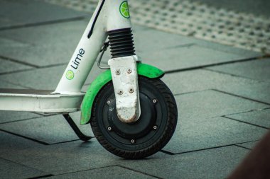 Budapeşte Macaristan 11 Temmuz 2020 Kiralanacak elektrikli scooterlar, küçük bir iç yanmalı motor ve Budapeşte sokaklarında park etmiş büyük bir güverte ile çalışır