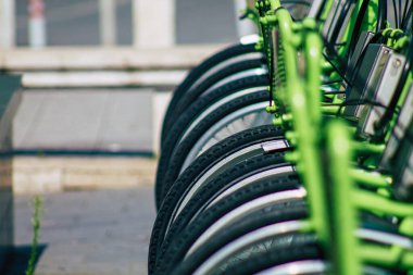 Budapeşte Macaristan 11 Temmuz 2020 'de Macaristan' ın Budapeşte kentindeki toplu taşıma sisteminin bir parçası olan ve genellikle sokakta birkaç saatliğine kiralanacak ulaşılabilir bisiklet manzarası